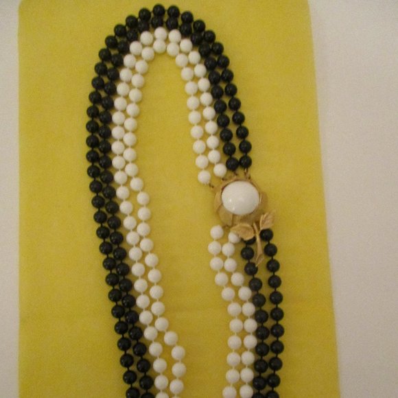 HUGE FLOWER CLASP Four Knotted Strand Lucite Black And White Beaded Necklace - Picture 9 of 12